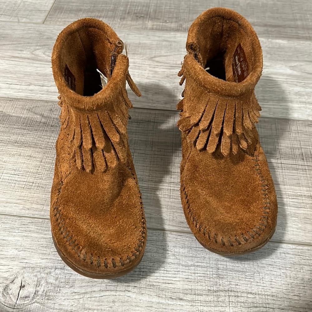 Minnetonka Toddler Fringe Boots in size 12
